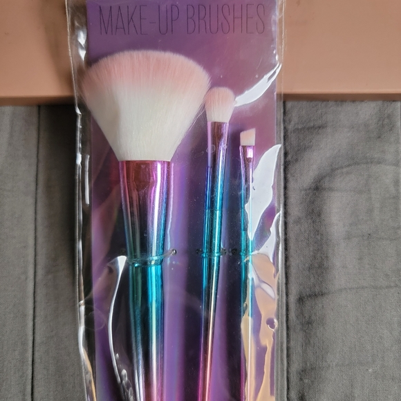 ๐ H & M Face Forward Palette with Brushes - Picture 7 of 11
